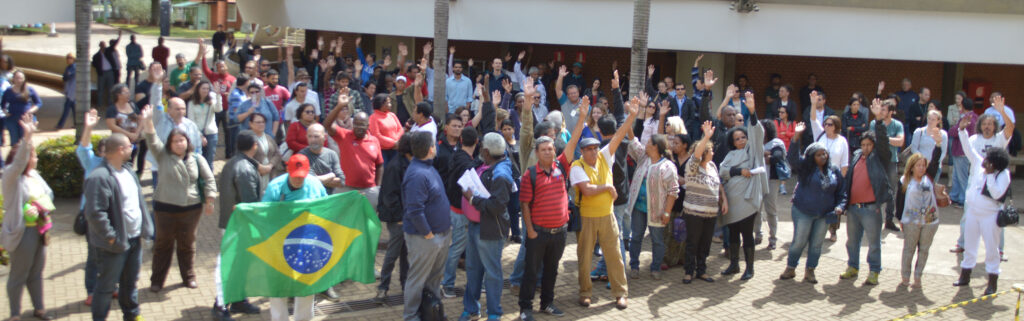 Grevistas aprovam em assembleia a proposta de encerrar o movimento na próxima segunda-feira (31)